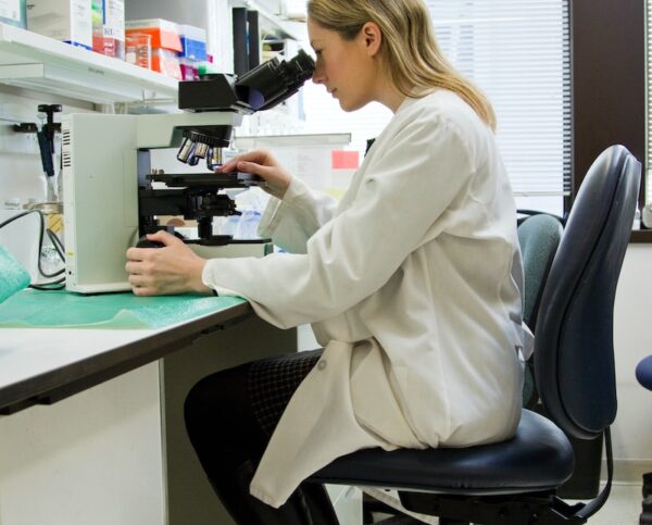 une femme extrait l'ADN d'un échantillon dans un laboratoire au canada