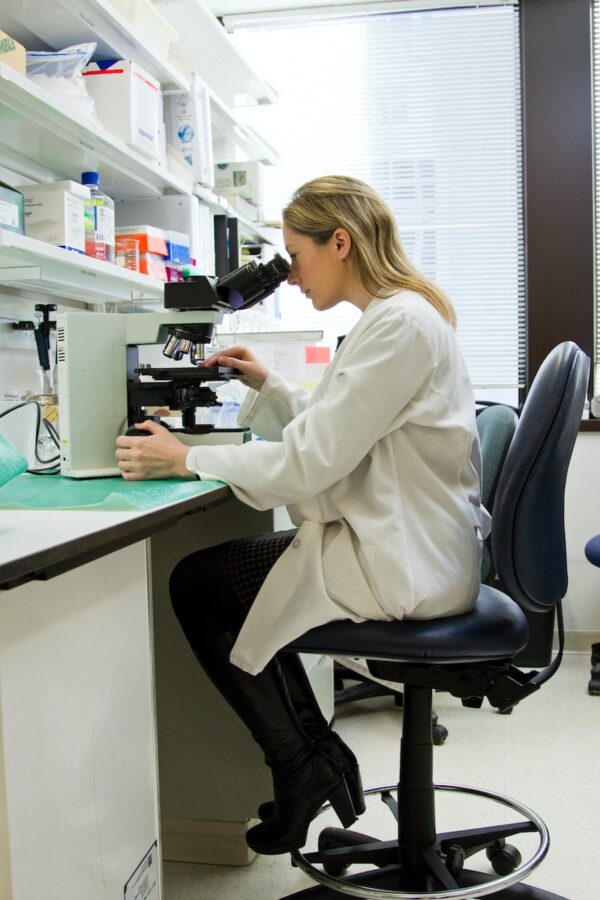 une femme extrait l'ADN d'un échantillon dans un laboratoire au canada